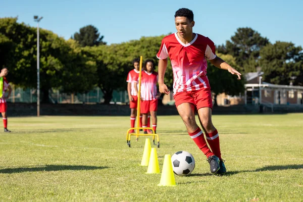 Multiraciale Mannelijke Spelers Rode Trui Lopen Met Voetbal Tussen Kegels — Stockfoto
