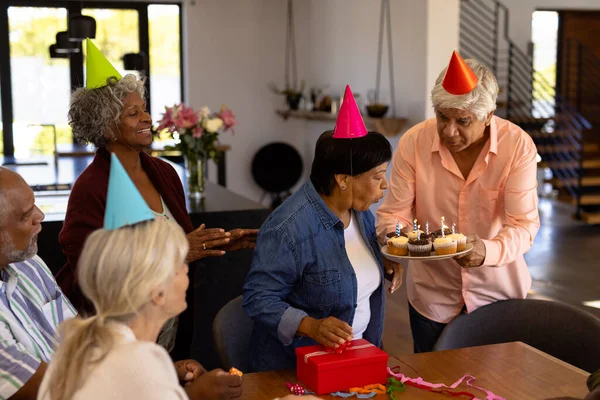 Femme Âgée Multiraciale Soufflant Des Bougies Anniversaire Sur Des Cupcakes — Photo