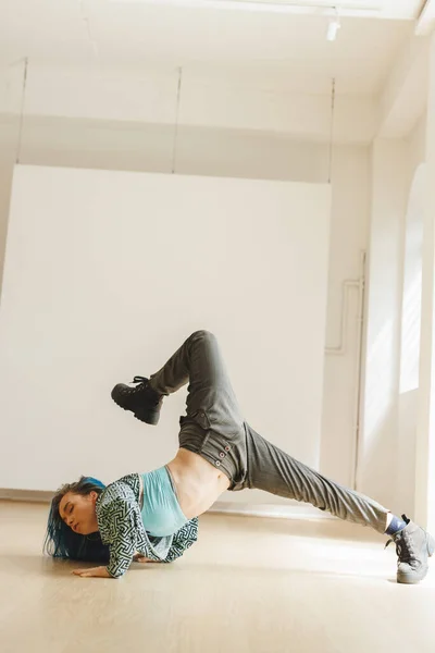 在有复制空间的舞蹈演播室里练习的高加索女性嘻哈舞蹈演员的垂直形象 动作和训练概念 — 图库照片