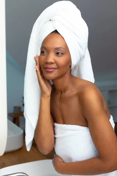 年轻的非洲裔美国女人裹着毛巾 在浴室里对自己的皮肤充满自信 复制空间 未经改动的温泉 身体护理和幸福概念 — 图库照片
