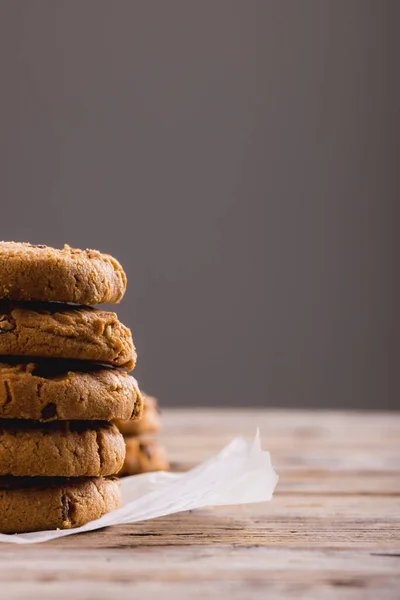 Close Cookies Empilhados Papel Manteiga Contra Fundo Cinza Espaço Cópia — Fotografia de Stock