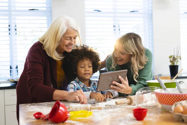 Veselý Multiracial Matka Babička Ukazuje Recept Chlapce Přes Digitální Kuchyni — Stock fotografie