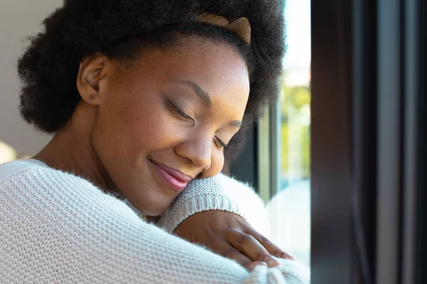 自宅の窓の上で寝ている間 アフリカ系アメリカ人の若い女性の笑顔を閉じます リラクゼーションのコンセプト — ストック写真
