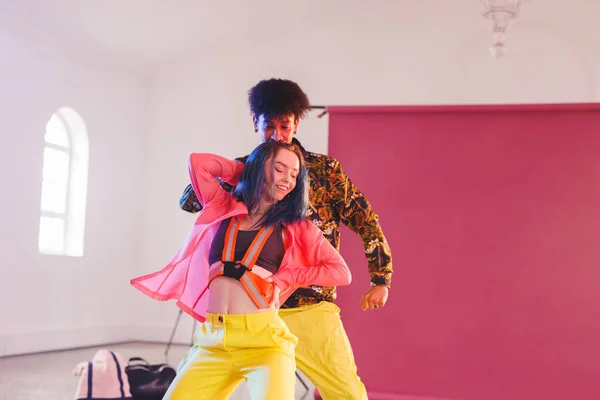 Stüdyoda Çeşitli Kadın Erkek Hip Hop Dansçılarının Mutlu Görüntüsü Dans — Stok fotoğraf
