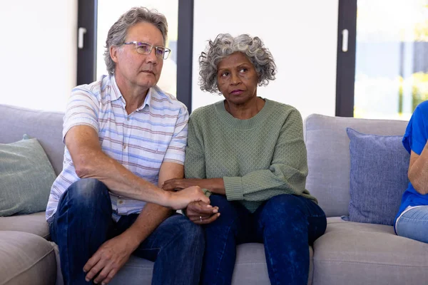 Multiraciale Senioren Die Elkaars Hand Vasthouden Luisteren Groepstherapie Terwijl Bank — Stockfoto