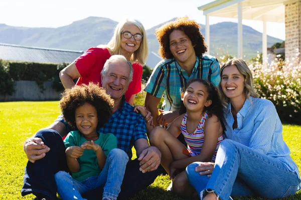 Portrét Veselé Multigenerační Multiraciální Rodiny Těší Volný Čas Dvoře Slunečného — Stock fotografie