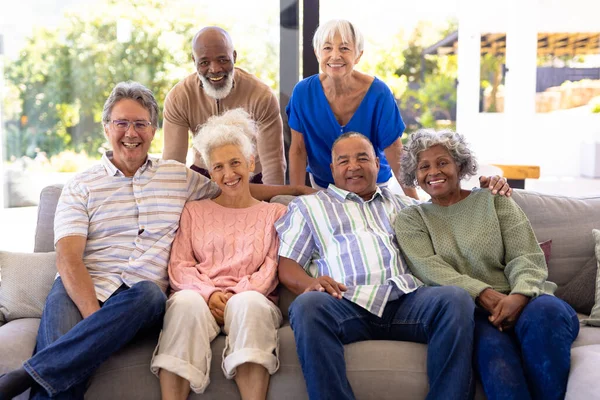 多种族快乐男女老朋友在疗养院客厅里放松的画像 辅助生活和退休概念 — 图库照片