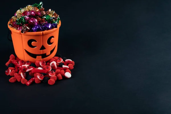Halloween Abóbora Forma Balde Cheio Doces Contra Fundo Preto Halloween — Fotografia de Stock