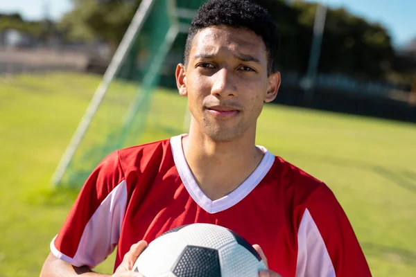 Zbliżenie Portret Białego Młodego Mężczyzny Sportowca Czerwonej Koszulce Trzymającego Piłkę — Zdjęcie stockowe