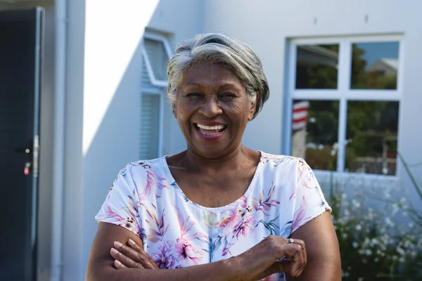 Ritratto Donna Anziana Afroamericana Con Capelli Corti Braccia Incrociate Contro — Foto Stock