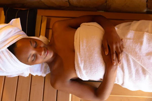 Vue Aérienne Femme Afro Américaine Dans Peignoir Relaxant Dans Sauna — Photo