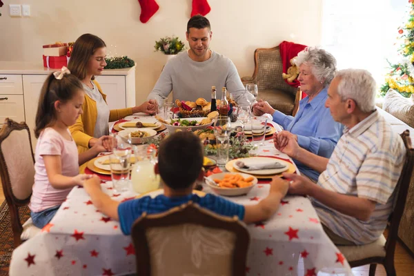 Wielopokoleniowa Biała Rodzina Siedząca Przy Stole Świąteczną Kolację Modląca Się — Zdjęcie stockowe