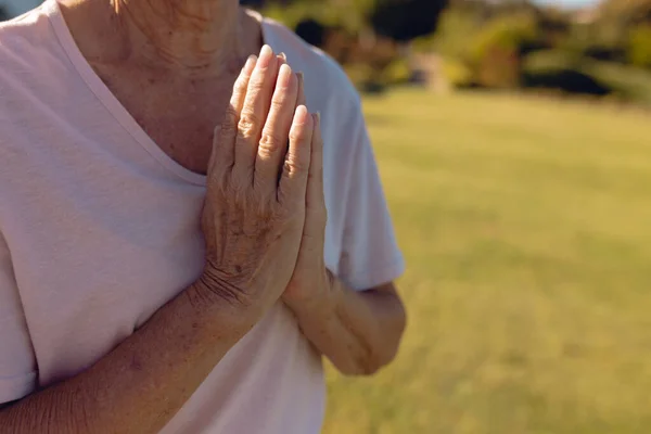Sezione Centrale Della Donna Anziana Asiatica Che Medita Posizione Preghiera — Foto Stock