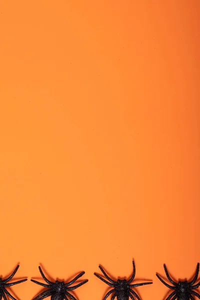 Großaufnahme Mehrerer Spinnenspielzeuge Mit Kopierraum Vor Orangefarbenem Hintergrund Herbstsaison Und — Stockfoto