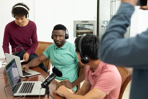 Multiraciale Mannelijke Podcasters Interviewen Opnemen Podcast Creatief Kantoor Kopiëren Ruimte — Stockfoto
