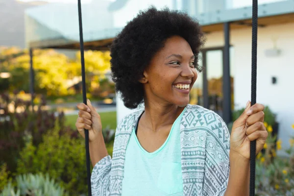 非洲裔年轻的美国女人一边微笑着 一边看着外面的房子 不变的生活方式和简单的生活概念 — 图库照片