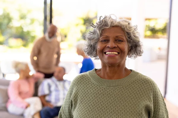 Portret Van Een Lachende Afro Amerikaanse Senior Vrouw Met Multiraciale — Stockfoto