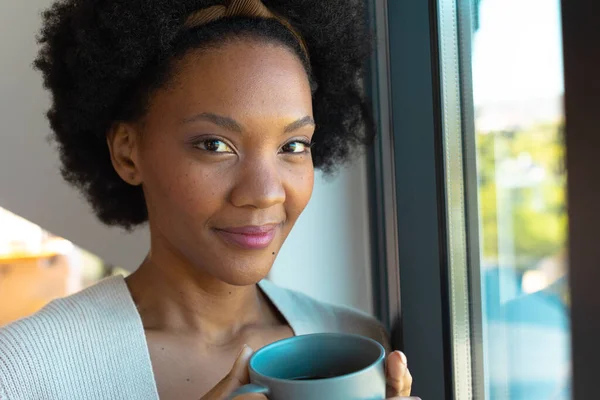 带着自信微笑的年轻非洲裔美国黑人妇女在家里拿着咖啡杯的画像 不变的生活方式和简单的生活概念 — 图库照片