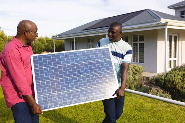 Ein Afroamerikanischer Senior Vater Und Sein Sohn Tragen Solarzellen Bei — Stockfoto