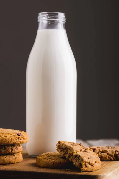 将奶瓶与饼干放在桌子上 在灰色背景下 复制空间的特写 摄影棚拍摄和健康食品概念 — 图库照片