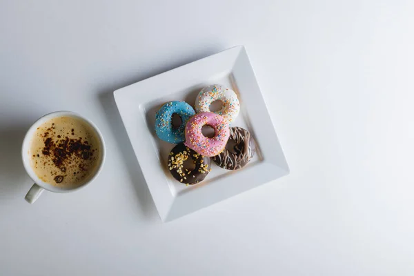 Diretamente Acima Visão Bebida Chocolate Por Donuts Multicoloridos Espaço Cópia — Fotografia de Stock
