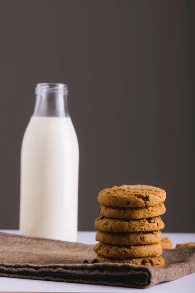グレーの背景 コピースペースに対するクッキーのスタックとガラスボトルのミルク 変更されていない 食べ物 飲み物 スタジオで撮影された健康的な食品コンセプト — ストック写真