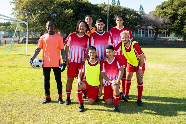 Portret Van Vrolijke Mannelijke Voetbal Team Spelers Uniformen Poseren Speeltuin — Stockfoto