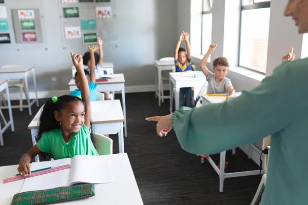 시간에 아프리카 미국인 초등학생을 가르키는 백인젊은 변경되지 가르치는 배우는 — 스톡 사진