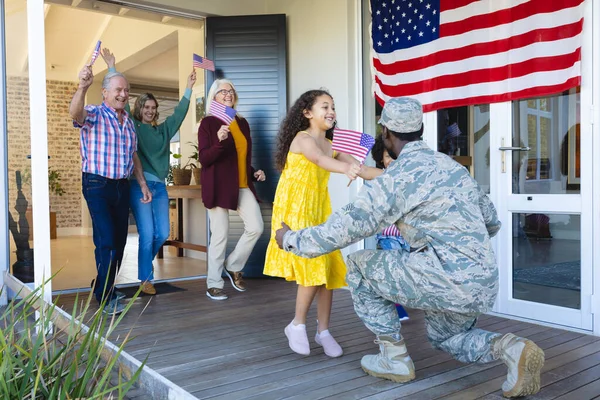家の中で米軍兵士を歓迎するアメリカのフラグを持つ興奮多民族世代の家族 変わらない 子供時代と愛国心の概念 — ストック写真