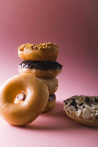 Großaufnahme Von Frischen Donuts Die Vor Farbigem Hintergrund Gegen Kopierraum — Stockfoto