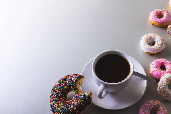 高角形的新鲜黑咖啡杯中的烤圈 白色背景的复制空间 不变的 不健康的饮食和甜食概念 — 图库照片