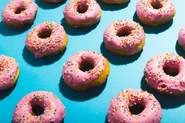Hoge Hoek Uitzicht Verse Roze Donuts Met Sprinklers Tegen Een — Stockfoto