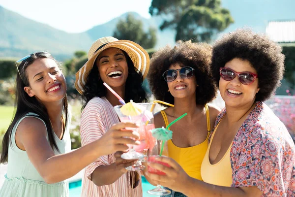 Alegre Birracial Amigos Sexo Feminino Brindar Coquetéis Posando Enquanto Desfruta — Fotografia de Stock