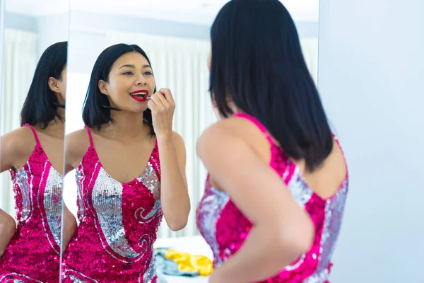 Heureuse Femme Biraciale Robe Soirée Regardant Dans Miroir Mettant Rouge — Photo