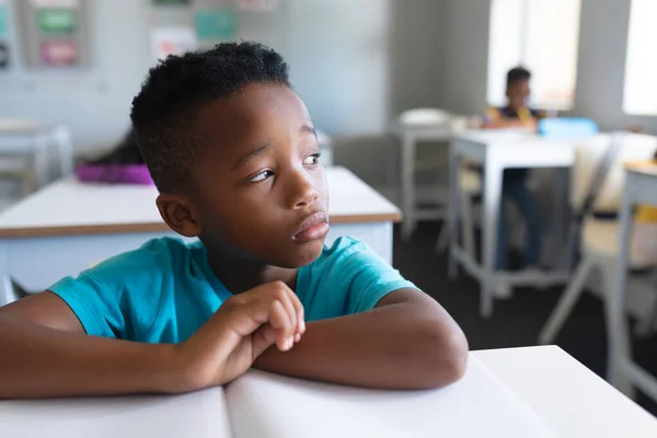 Düşünceli Afro Amerikan Lkokulu Nun Yakın Çekimi Sınıfta Masa Başında — Stok fotoğraf