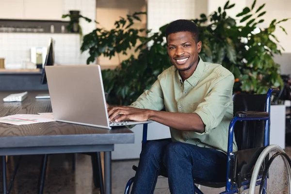 Retrato Empresário Afro Americano Sorridente Com Deficiência Usando Laptop Cadeira — Fotografia de Stock