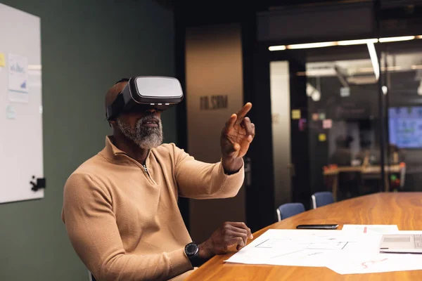 African American Mature Businessman Using Virtual Reality Simulator Office Unaltered — Stock Photo, Image