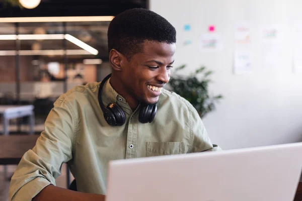 Sorrindo Jovem Empresário Afro Americano Usando Laptop Escritório Inalterado Negócios — Fotografia de Stock
