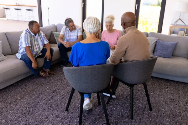多种族老年人在疗养院参加集体治疗时分享他们的问题 辅助生活 感情上的压力 — 图库照片