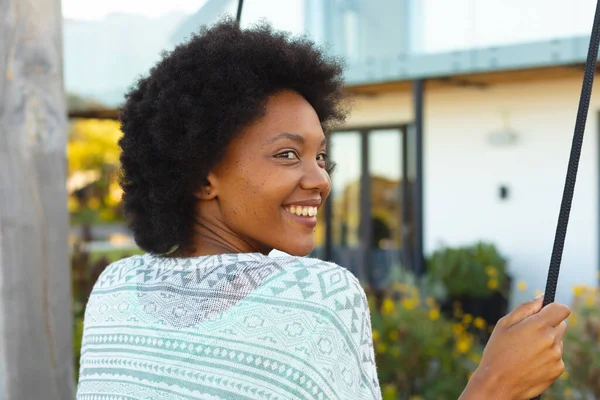 Afro Jonge Afrikaanse Amerikaanse Vrouw Glimlachend Achtertuin Buiten Huis Ongewijzigd — Stockfoto