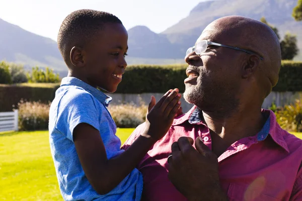 Afro Amerikaanse Kale Grootvader Met Lachende Biraciale Kleinzoon Tuin Tijdens — Stockfoto