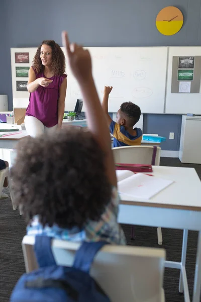 Biała Młoda Nauczycielka Wskazująca Afrykańskiego Ucznia Podniesionymi Rękami Niezmienione Edukacja — Zdjęcie stockowe