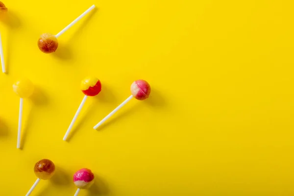 Directly View Lollipops Scattered Copy Space Yellow Background Unaltered Unhealthy — Stock Photo, Image