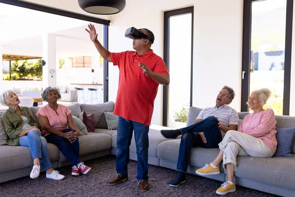 Amigos Multirraciales Mirando Hombre Usando Simulador Realidad Virtual Mientras Está —  Fotos de Stock