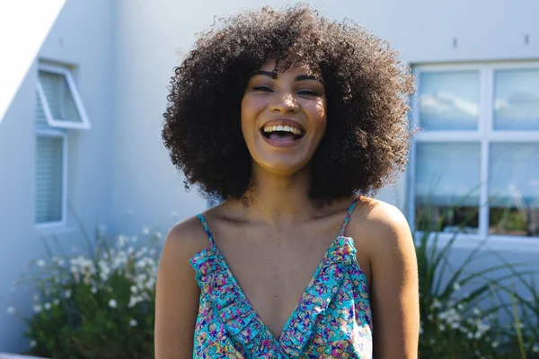 Portret Pięknej Dorosłej Kobiety Afro Włosami Śmiejącej Się Domu Podwórku — Zdjęcie stockowe