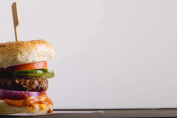 Κοντινό Πλάνο Του Φρέσκου Burger Λευκό Φόντο Χώρο Αντίγραφο Αναλλοίωτη — Φωτογραφία Αρχείου
