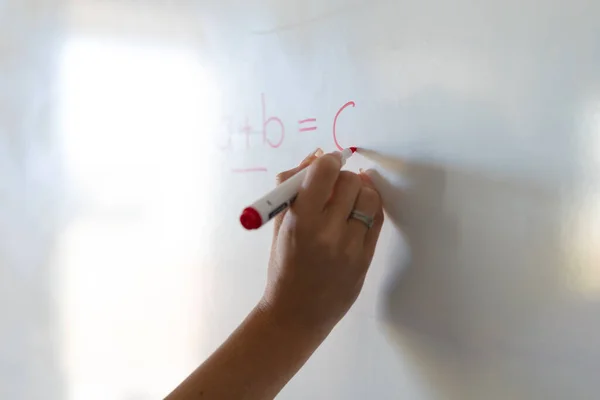 Mano Recortada Maestra Caucásica Escribiendo Fórmula Pizarra Blanca Durante Clase —  Fotos de Stock