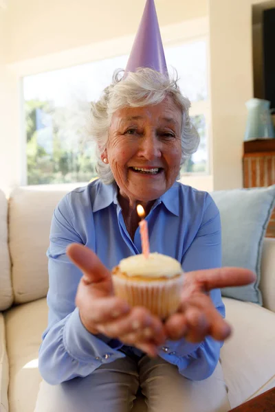 Portret Starszej Białej Kobiety Spędzającej Czas Domu Świętując Urodziny Izolacja — Zdjęcie stockowe