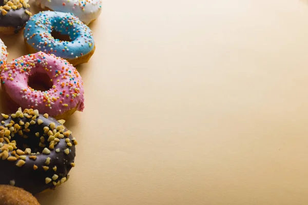 Hoge Hoek Uitzicht Kopieerruimte Door Verse Multi Gekleurde Donuts Beige — Stockfoto