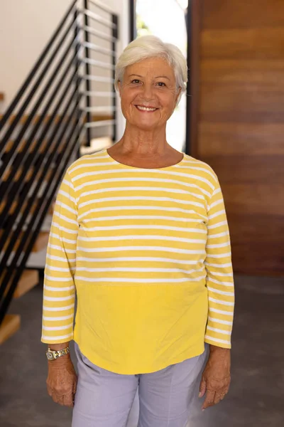 站在养老院里笑着长发老年妇女的画像 辅助生活和退休概念 — 图库照片